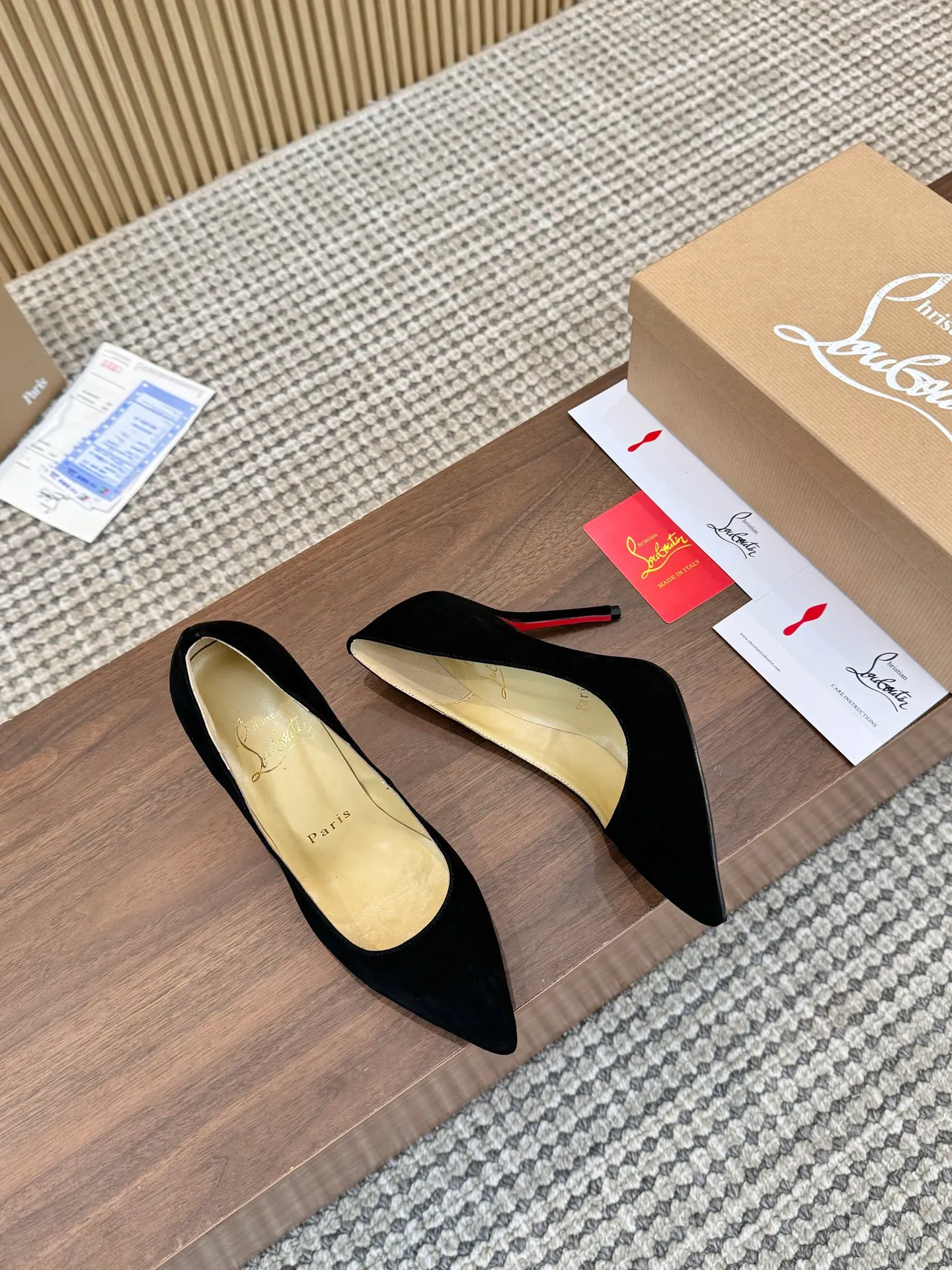 👟👟Ex-factory price 440👟👟 Genuine leather sole +40 Year-round shipment💝Christian Louboutin CL👠 Classic "Matte💎Cow Leather💎Series" noble and luxurious, real blingbling👟👟 Real materials, all customized by the pattern maker, and the materials are made of original customized materials to achieve the taste of the original 6 color options 💍 Upper: Imported 👉 cowhide 💪 Lining: Sheepskin foot pad/lining Size: 34-40.41.42 Heel height: 10.5cm and 8.5cm two options Leather sole Rubber sole